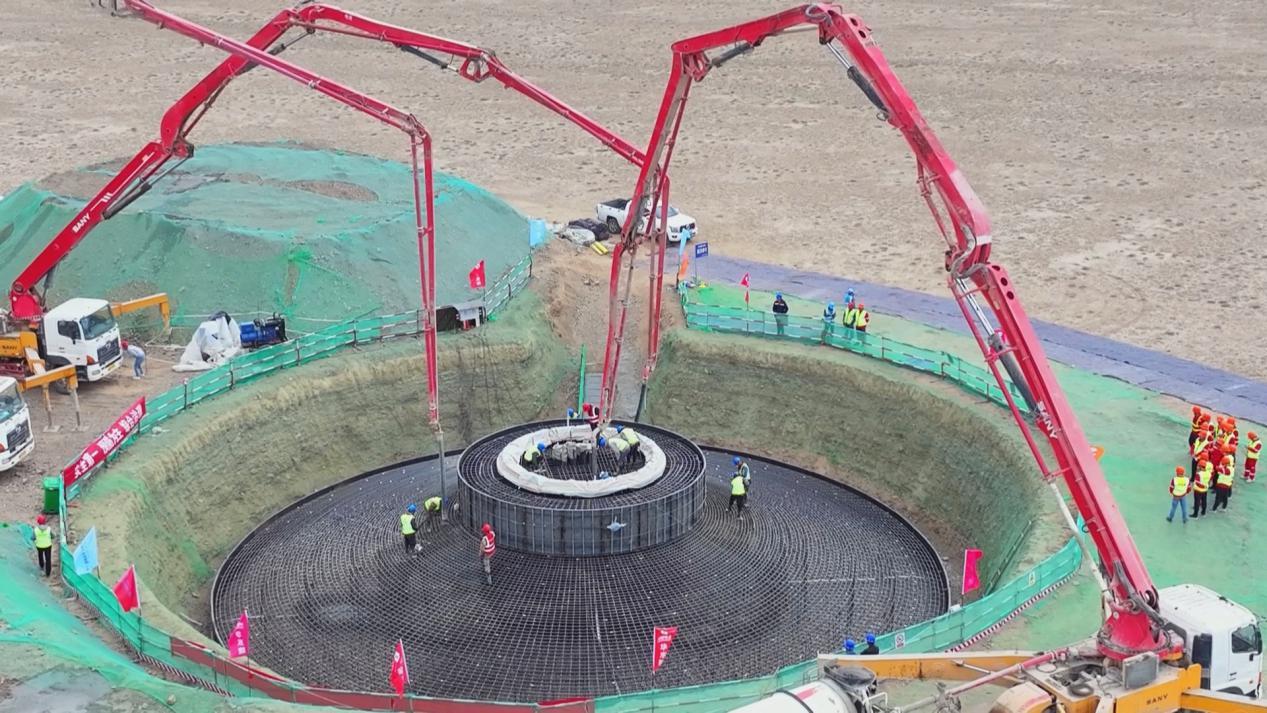 图为壹号娱乐官网木垒100万千瓦风电项目正在进行设备基础混凝土浇筑工作