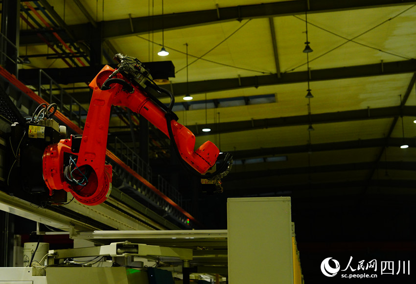 “黑灯产线”在无人状态下照常运转。人民网记者 王波摄