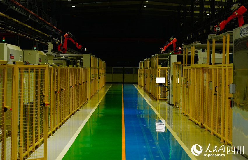 藏在一排排柜子里的智能加工机器昼夜不停地运转。人民网记者 王波摄